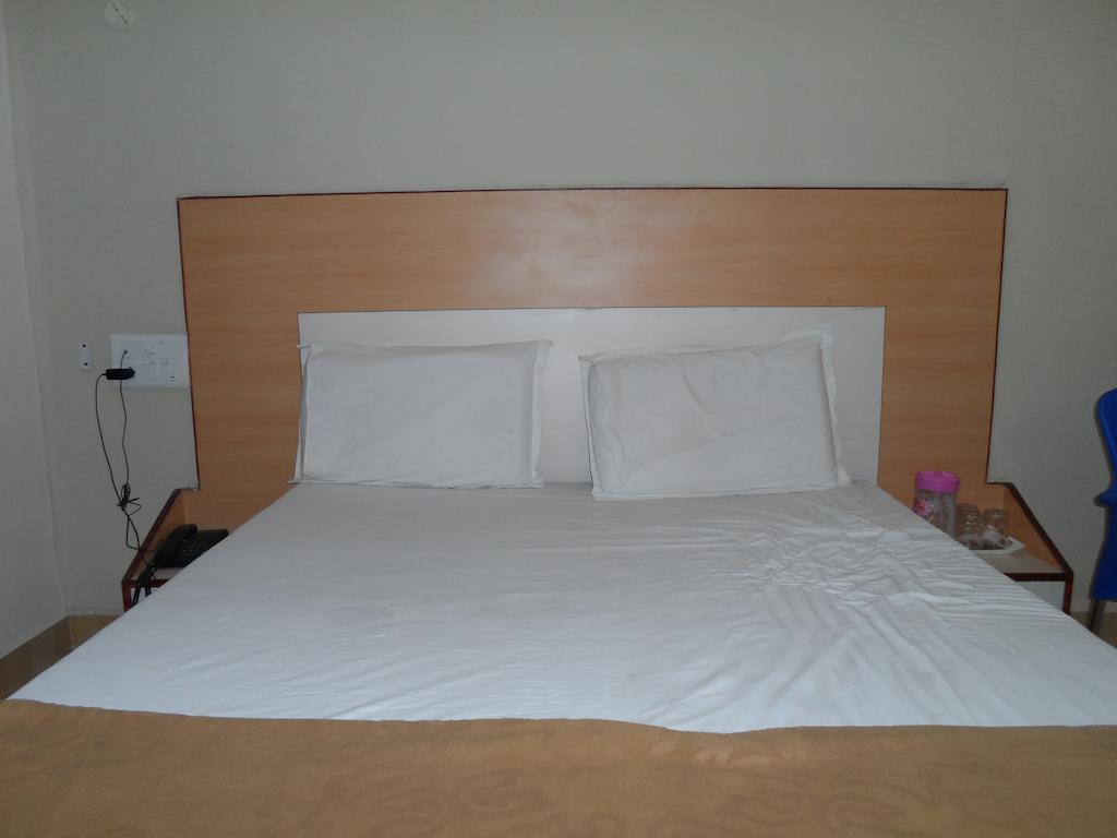 Hotel Pasuparthy Residency Tirupati Room photo