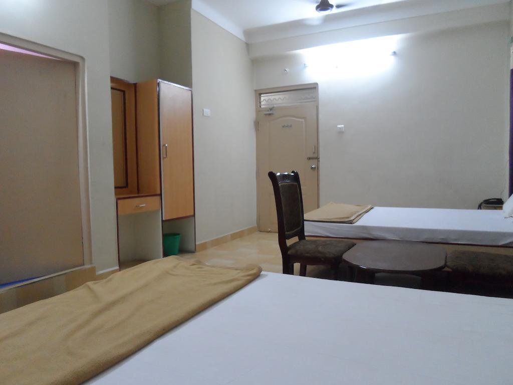 Hotel Pasuparthy Residency Tirupati Room photo